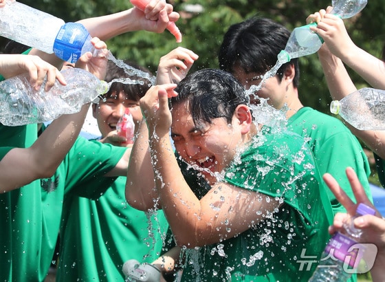 본격적인 여름 날씨가 찾아온 23일 대구 달서구 계명대 성서캠퍼스에서 열린 공과대학 체육대회에 참여한 학생들이 달리기를 마친 뒤 물장난을 치며 더위를 식히고 있다. 2024.5.23/뉴스1 © News1 공정식 기자