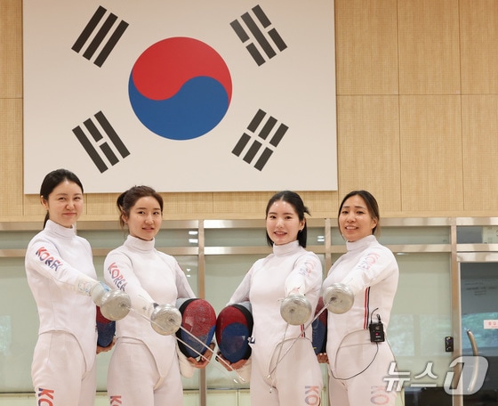 한국 여자 에뻬 대표팀 최인정, 이혜인, 송세라, 강영미(왼쪽부터)와 구교동 코치가 27일 충북 진천국가대표선수촌에서 열린 '2024 파리 올림픽 펜싱 국가대표선수단 미디어데이'에서 기념촬영을 하고 있다. 2024.5.27/뉴스1 © News1 이동해 기자