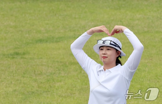 26일 경북 예천군 진호국제양궁장에서 열린 2024 현대 양궁 월드컵 2차 대회 리커브 여자 개인 시상식에서 금메달을 따낸 임시현이 시상대에 오르며 미소 짓고 있다. 2024.5.26/뉴스1 © News1 이동해 기자