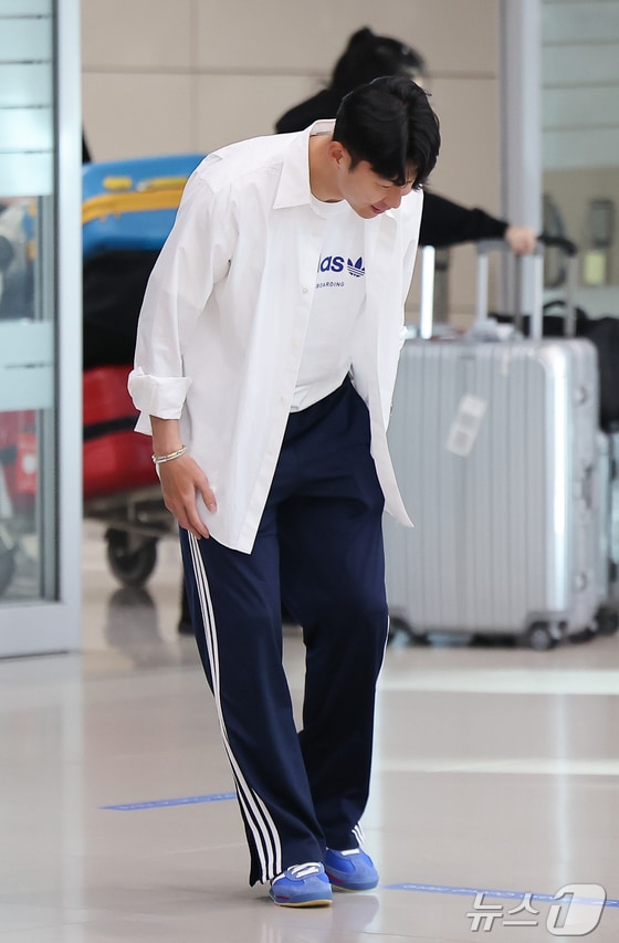프리미어 리그 토트넘 손흥민이 23일 인천국제공항 제2터미널을 통해 귀국하며 팬들에게 인사하고 있다. 2024.5.23/뉴스1 © News1 김도우 기자