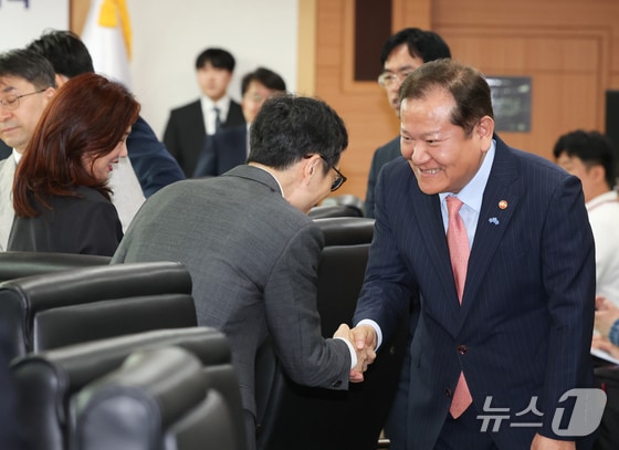 이상민 행정안전부 장관이 13일 서울 종로구 정부서울청사에서 열린 미래지향적 행정체제개편 자문위원회 출범식에서 참석자들과 인사하고 있다. © News1 허경 기자