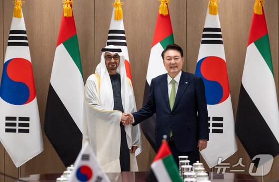 윤석열 대통령과 모하메드 빈 자이드 알 나흐얀 아랍에미리트(UAE)대통령이 29일 서울 용산 대통령실 청사에서 열린 한·UAE 정상회담에서 악수하며 기념촬영을 하고 있다. (대통령실 제공) 2024.5.29/뉴스1 © News1 송원영 기자