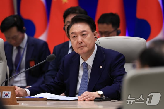 윤석열 대통령이 27일 청와대 영빈관에서 한·중·일 정상회의를 하고 있다. (대통령실 제공) 2024.5.27/뉴스1 © News1 송원영 기자
