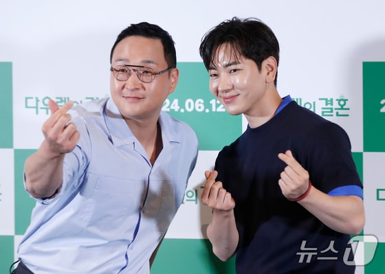 배우 구성환, 이주승(오른쪽)이 28일 서울 용산구 CGV 용산아이파크몰에서 열린 영화 '다우렌의 결혼' 언론시사회에서 포즈를 취하고 있다. '다우렌의 결혼'은 다큐멘터리 조연출 승주(이주승 분)가 카자흐스탄에서 고려인 결혼식 다큐를 찍으려다 가짜 신랑 다우렌이 되어 결혼식을 연출하며 겪게 되는 이야기를 그린 작품이다. 2024.5.28./뉴스1 © News1 권현진 기자