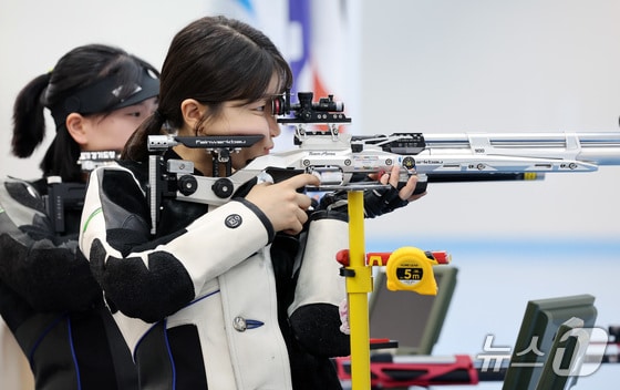 10m 공기소총에 출전하는 사격 대표팀 반효진이 27일 충북 진천국가대표선수촌에서 열린 '제33회 파리 올림픽 사격 국가대표 미디어데이'에서 훈련을 하고 있다. 2024.5.27/뉴스1 © News1 이동해 기자