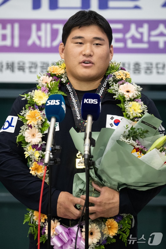 김민종이 26일 아랍에미리트(UAE) 아부다비에서 열린 2024 국제유도연맹(IJF) 세계선수권대회를 마친 후 인천국제공항 제1여객터미널을 통해 귀국해 취재진과 인터뷰하고 있다. 유도대표팀은 이번 대회에서 개인전 금메달 2개, 동메달 3개를 획득했다. 김민종(양평군청)이 남자 100㎏ 이상급에서 39년 만에 금메달을, 여자 57㎏급에 나선 허미미(경북체육회)는 한국 여자 선수로서 29년 만에 세계선수권대회 금메달을 목에 걸었다. 이들 외에도 남자 81㎏급 이준환(용인대), 60㎏급 이하림(한국마사회), 여자 78㎏ 이상급 김하윤(안산시청)이 각각 동메달을 따냈다. 2024.5.26/뉴스1 © News1 유승관 기자