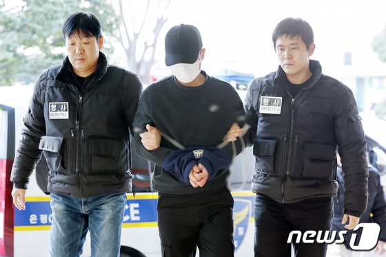 서울 은평구 한 오피스텔에서 20대 여성을 숨지게 한 남성이 18일 오전 서울 마포구 서울서부지방법원에서 열린 영장실질심사에 출석하고 있다. 2024.3.18/뉴스1 © News1 민경석 기자