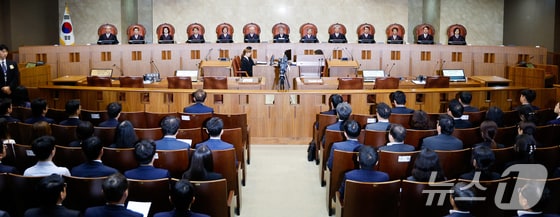 조희대 대법원장이 23일 오후 서울 서초구 대법원에서 취임 후 처음으로 전원합의체 판결 선고를 하기 위해 자리하고 있다. 2024.5.23/뉴스1 © News1 안은나 기자