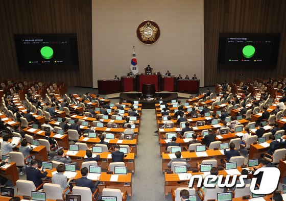 21일 서울 여의도 국회 본회의장에서 열린 제407회국회(임시회) 제6차 본회의에서 주택임대차보호법 일부개정법률안이 통과되고 있다. 2023.6.21/뉴스1 © News1 송원영 기자