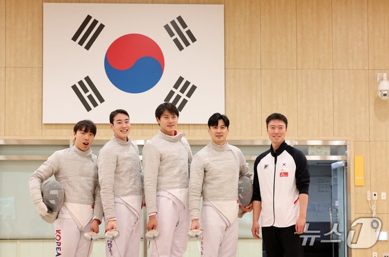 한국 남자사브르 대표팀 박상원(왼쪽부터) 도경동, 오상욱, 구본길과 원우영 코치가 27일 충북 진천국가대표선수촌에서 열린 '2024 파리 올림픽 펜싱 국가대표선수단 미디어데이'에서 기념촬영을 하고 있다. 2024.5.27/뉴스1 © News1 이동해 기자