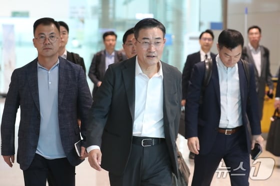 신원식 국방부 장관이 30일 싱가포르에서 열리는 아시아안보회의(샹그릴라 대화) 참석을 위해 인천국제공항을 통해 출국하고 있다. 신 장관은 회의 기간 한미 양자회담과 한미일 3자회담뿐 아니라 캐나다, 프랑스, 필리핀 등 주요 유사 입장국과 회담을 개최해 한반도 및 역내 안보정세를 평가하고 해당 국가들과의 국방협력 확대 방안을 논의할 예정이다. 2024.5.30/뉴스1 © News1 이승배 기자