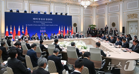 윤석열 대통령이 27일 청와대 영빈관에서 리창 중국 총리, 기시다 후미오 일본 총리와 함께 한·중·일 정상회의를 하고 있다. (대통령실 제공) 2024.5.27/뉴스1 © News1 송원영 기자