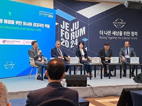 30일 제주포럼2024  '이스라엘·팔레스타인 분쟁 해결을 위한 아시아 강대국의 역할' 세션에서 참석자들이 토론하고 있다. 2024.05.30.© 뉴스1