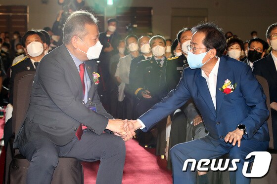 이상민 행정안전부 장관(왼쪽)과 홍준표 대구시장. 2022.8.31/뉴스1 © News1 공정식 기자