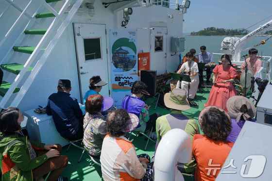 병원선에서 진행된 '섬 아리랑' 공연.(전남도 제공) 2024.5.24/뉴스1