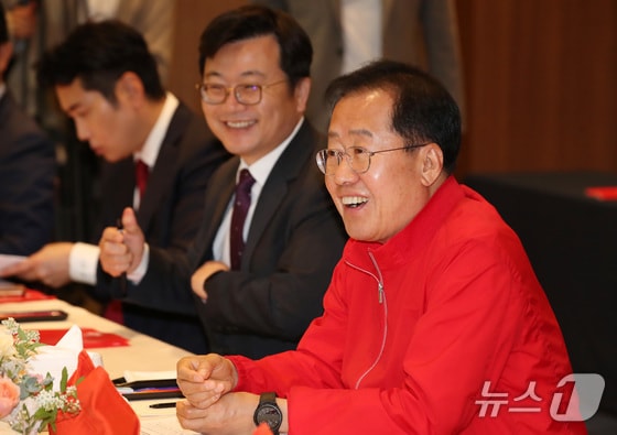 홍준표 대구시장이 지난 10일 대구 수성구 만촌동 호텔인터불고에서 열린 22대 국회의원 당선인과의 간담회에 참석해 인사말을 하고 있다. 2024.5.10/뉴스1 © News1 공정식 기자
