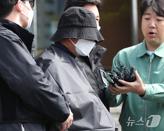 특정범죄가중처벌법(특가법)상 보복살인 혐의를 받는 50대 유튜버 A씨가 16일 오전 부산 연제구 연제경찰서에서 검찰로 송치되고 있다. 2024.5.16/뉴스1 © News1 윤일지 기자