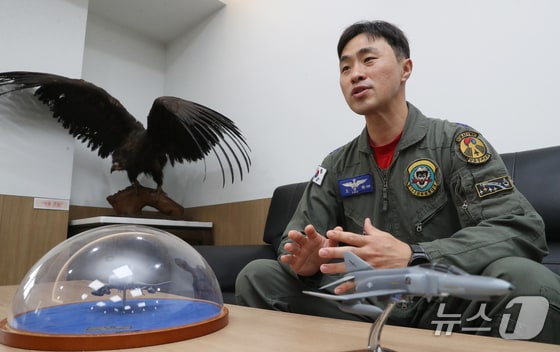 공군 F-4E 팬텀 전투기가 퇴역을 보름여 앞둔 가운데 조종사 조영화 소령이 20일 경기 수원시 공군 제10전투비행단에서 뉴스1과 인터뷰를 하고 있다. 2024.5.20/뉴스1 © News1 김영운 기자