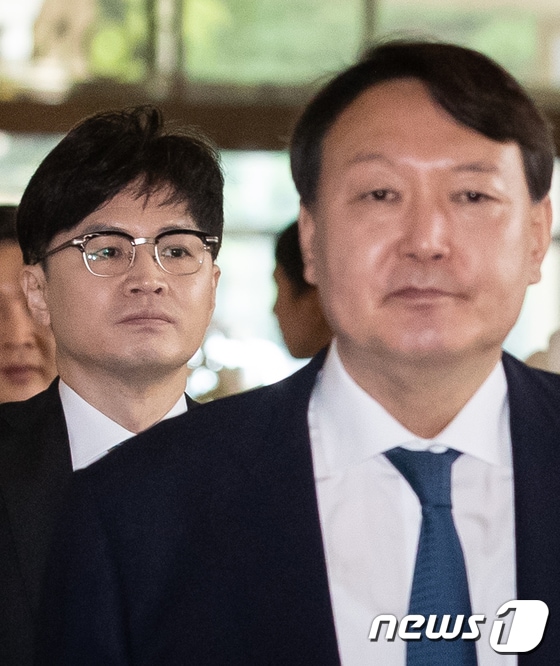2019년 9월 25일 한동훈 대검 반부패강력부장이 인천 영종도 파라다이스시티호텔에서 열린 제29차 마약류퇴치국제협력회의에 참석한 윤석열 검찰총장 뒤를 따라 이동하고 있다. 2019.9.25/뉴스1 © News1 유승관 기자