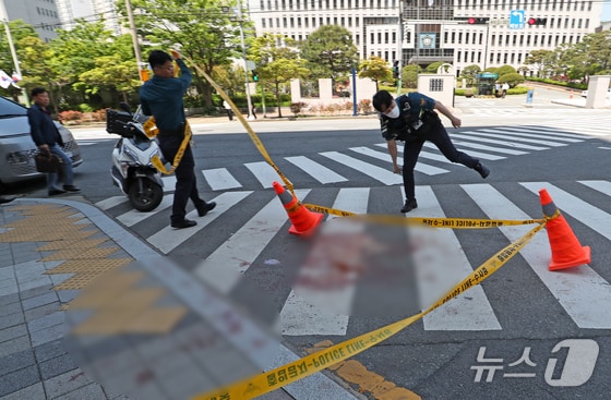 9일 오전 부산 연제구 부산지방법원 앞에서 유튜브 채널을 운영하는 50대 남성이 또 다른 유튜버인 50대 남성에게 흉기로 찌른 사건이 발생한 가운데 경찰관들이 사건 현장을 정리하고 있다. 2024.5.9/뉴스1 © News1 윤일지 기자