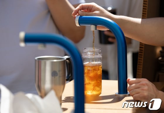 서울 중구 서울광장에서 열린 서울 자원순환 신기술 박람회에서 시민들이 개인용 텀블러에 음료를 담고 있다. © News1
