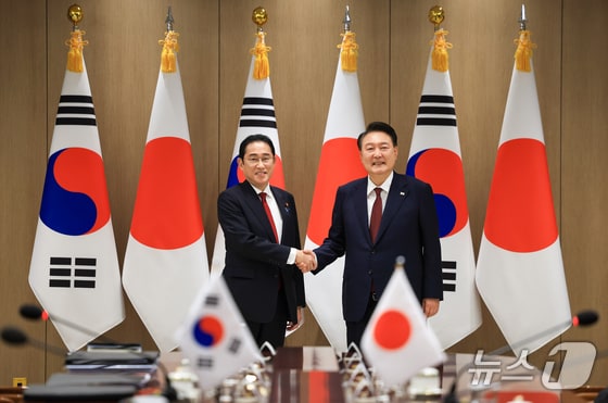 윤석열 대통령이 26일 용산 대통령실 청사에서 열린 한일 정상회담에서 기시다 후미오 일본 총리와 기념촬영을 하고 있다. (대통령실 제공) 2024.5.26/뉴스1 © News1 오대일 기자