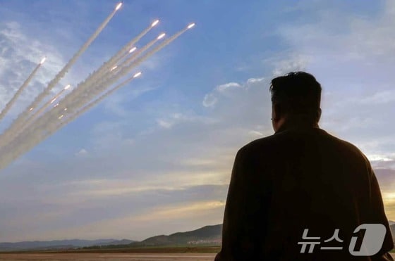 (평양 노동신문=뉴스1) = 김정은 북한 노동당 총비서가 남한을 타격권으로 한 600㎜ 초대형 방사포 위력시위사격을 현지지도 했다고 당 기관지 노동신문이 31일 보도했다. [국내에서만 사용가능. 재배포 금지. DB 금지. For Use Only in the Republic of Korea. Redistribution Prohibited] rodongphoto@news1.kr