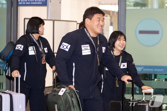 김민종, 허미미를 비롯한 유도대표팀이 26일 아랍에미리트(UAE) 아부다비에서 열린 2024 국제유도연맹(IJF) 세계선수권대회를 마친 후 인천국제공항 제1여객터미널을 통해 귀국하고 있다. 유도대표팀은 이번 대회에서 개인전 금메달 2개, 동메달 3개를 획득했다. 김민종(양평군청)이 남자 100㎏ 이상급에서 39년 만에 금메달을, 여자 57㎏급에 나선 허미미(경북체육회)는 한국 여자 선수로서 29년 만에 세계선수권대회 금메달을 목에 걸었다. 이들 외에도 남자 81㎏급 이준환(용인대), 60㎏급 이하림(한국마사회), 여자 78㎏ 이상급 김하윤(안산시청)이 각각 동메달을 따냈다. 2024.5.26/뉴스1 © News1 유승관 기자
