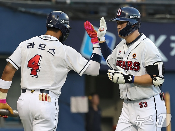 23일 오후 서울 송파구 잠실야구장에서 열린 프로야구 '2024 신한 SOL 뱅크 KBO리그' SSG 랜더스와 두산 베어스의 경기, 두산 양석환이 2회말 2사 2,3루에서 스리런 홈런을 친 뒤 라모스와 하이파이브를 하고 있다. 2024.5.23/뉴스1 © News1 김진환 기자