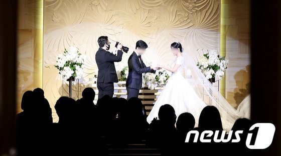 서울 시내의 한 웨딩홀에서 결혼식이 진행되고 있다. 2020.8.23/뉴스1 © News1 임세영 기자