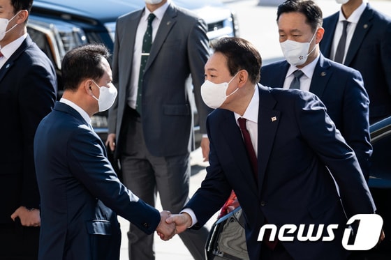 윤석열 대통령이 2022년 10월 25일 2023년도 예산안 시정연설을 위해 국회에 도착해 영접 나온 이광재 국회 사무총장과 인사를 나누고 있다. (공동취재) 2022.10.25/뉴스1 © News1 유승관 기자
