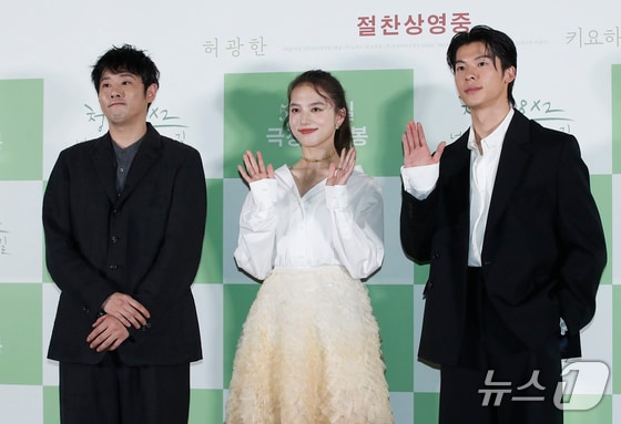 후지이 미치히토 감독(왼쪽부터)과 배우 키요하라카야와 허광한이 24일 서울 강남구 코엑스 메가박스에서 열린 영화 '청춘 18X2 너에게로 이어지는 길' 기자간담회에서 포즈를 취하고 있다. '청춘 18X2 너에게로 이어지는 길'은 열여덟, 그때 대만에서 시작된 첫사랑을 찾아 일본으로 떠난 서른여섯 나의 여정을 그린 감성 로맨스 영화이다. 2024.5.24/뉴스1 © News1 권현진 기자