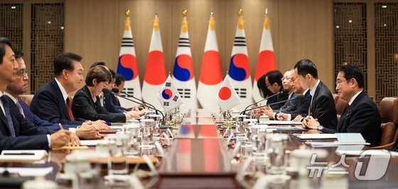 윤석열 대통령이 26일 용산 대통령실 청사에서 기시다 후미오 일본 총리와 한일 정상회담을 하고 있다. (대통령실 제공) 2024.5.26/뉴스1 © News1 오대일 기자
