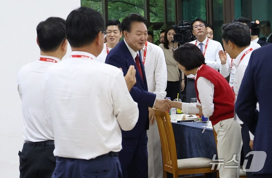 윤석열 대통령이 30일 오후 충남 모처에서 열린 ’제22대 국민의힘 국회의원 워크숍’ 만찬 행사에 입장하며 의원들과 인사를 나누고 있다. 2024.5.30/뉴스1 © News1 국회사진취재단