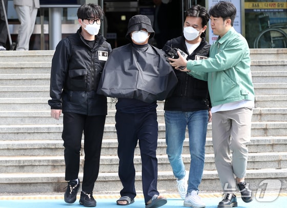 특정범죄가중처벌법(특가법)상 보복살인 혐의를 받는 50대 유튜버 A씨가 16일 오전 부산 연제구 연제경찰서에서 검찰로 송치되고 있다.  2024.5.16/뉴스1 © News1 윤일지 기자