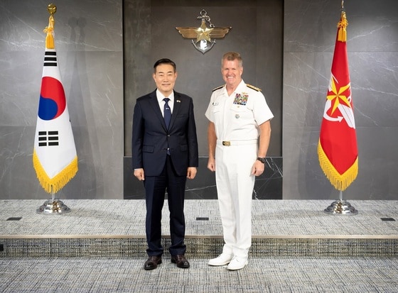 신원식 국방부 장관(왼쪽)과 사무엘 파파로 미국 인도·태평양사령관.(국방부 제공)