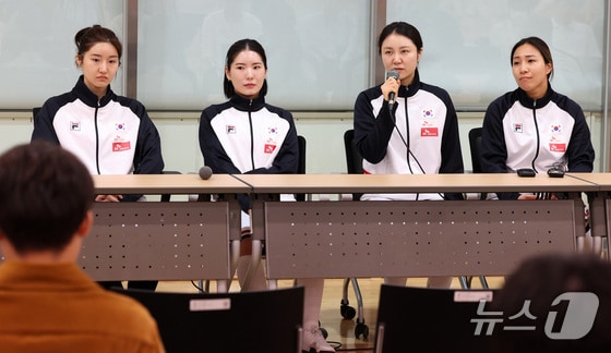 한국 여자 에뻬 대표팀 이혜인(왼쪽부터), 송세라, 최인정, 강영미가 27일 충북 진천국가대표선수촌에서 열린 '2024 파리 올림픽 펜싱 국가대표선수단 미디어데이'에서 기자들 질의에 답변하고 있다. 2024.5.27/뉴스1 © News1 이동해 기자