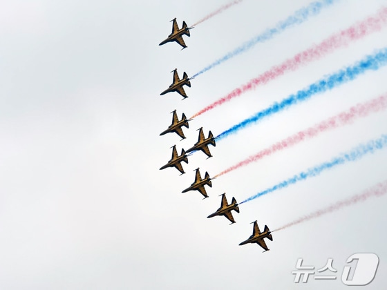 24일 경기 양주시 광적면 가납리비행장에서 열린 2024 아미 타이거(Army TIGER) 드론봇 페스티벌에서 공군 블랙이글스가 멋진 비행을 선보이고 있다. 2024.5.24/뉴스1 © News1 양희문 기자