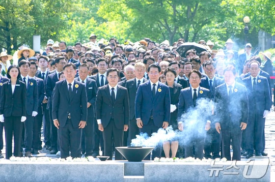 김영록 전라남도지사(오른쪽 세번째)가 23일 오후 경남 김해 봉하마을에서 권양숙 여사와 문재인 전 대통령 내외, 한덕수 총리, 여야 대표 등이 참석한 가운데 열린 고 노무현 전 대통령 서거 15주기 추도식에서 참배하고 있다.(전남도 제공) 2024.5.23/뉴스1
