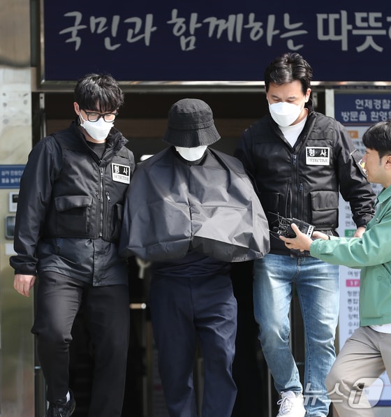 특정범죄가중처벌법(특가법)상 보복살인 혐의를 받는 50대 유튜버 A씨가 16일 오전 부산 연제구 연제경찰서에서 검찰로 송치되고 있다. 2024.5.16/뉴스1 © News1 윤일지 기자