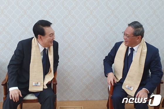 윤석열 대통령이 지난해 9월10일인도 뉴델리 마하트마 간디 추모공원을 방문해 대기실에서 리창 중국 총리와 환담을 나누고 있다. (대통령실 제공) 2023.9.10/뉴스1