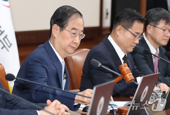 한덕수 국무총리가 29일 서울 종로구 정부서울청사에서 열린 임시 국무회의에서 의사봉을 두드리고 있다. 이날 국무회의에서는 전세사기피해자 지원 및 주거안정에 관한 특별법 일부개정법률안(전세사기특별법)에 대한 재의요구권(거부권) 행사 건의안 등 을 심의했다. 2024.5.29/뉴스1 © News1 임세영 기자