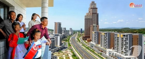(평양 노동신문=뉴스1) = 북한 노동당 기관지 노동신문은 30일 최근 건설이 완료된 평양 전위거리 방문기를 싣고 