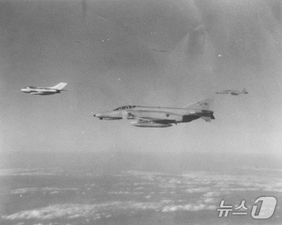 지난 1983년 2월 25일 공군 F-4E '팬텀' 전투기가 서해 연평도 상공을 통해 귀순한 MiG-19기를 안전하게 유도하는 모습. (공군 제공) 2024.5.12/뉴스1