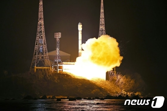 (평양 노동신문=뉴스1) = 북한 군사정찰위성 만리경-1호의 발사 장면. [국내에서만 사용가능. 재배포 금지. DB 금지. For Use Only in the Republic of Korea. Redistribution Prohibited] rodongphoto@news1.kr