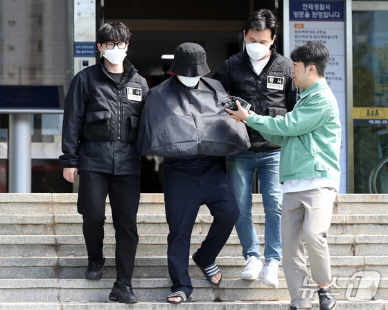 특정범죄가중처벌법(특갑버)상 보복살인 혐의를 받는 50대 유튜버 A씨가 16일 오전 부산 연제구 연제경찰서에서 검찰로 송치되고 있다.  2024.5.16/뉴스1 © News1 윤일지 기자