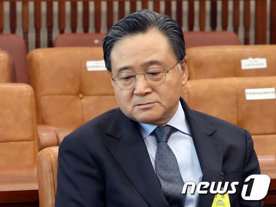 허영인 SPC그룹 회장이 1일 오전 서울 여의도 국회 환경노동위원회에서 열린 '산업재해 관련 청문회'에 출석해 생각에 잠겨 있다. 2023.12.1/뉴스1 © News1 황기선 기자