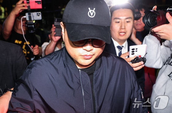 뺑소니 혐의와 음주 운전 의혹을 받는 트로트 가수 김호중이 21일 오후 서울 강남경찰서에서 조사를 마치고 나오고 있다. 2024.5.21/뉴스1 © News1 김민지 기자