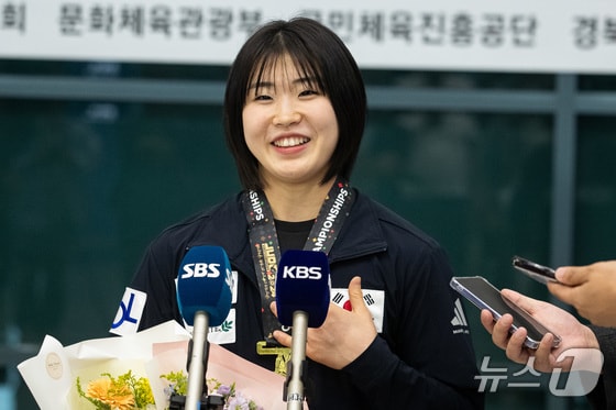 허미미가 26일 아랍에미리트(UAE) 아부다비에서 열린 2024 국제유도연맹(IJF) 세계선수권대회를 마친 후 인천국제공항 제1여객터미널을 통해 귀국해 취재진과 인터뷰하고 있다. 유도대표팀은 이번 대회에서 개인전 금메달 2개, 동메달 3개를 획득했다. 김민종(양평군청)이 남자 100㎏ 이상급에서 39년 만에 금메달을, 여자 57㎏급에 나선 허미미(경북체육회)는 한국 여자 선수로서 29년 만에 세계선수권대회 금메달을 목에 걸었다. 이들 외에도 남자 81㎏급 이준환(용인대), 60㎏급 이하림(한국마사회), 여자 78㎏ 이상급 김하윤(안산시청)이 각각 동메달을 따냈다. 2024.5.26/뉴스1 © News1 유승관 기자