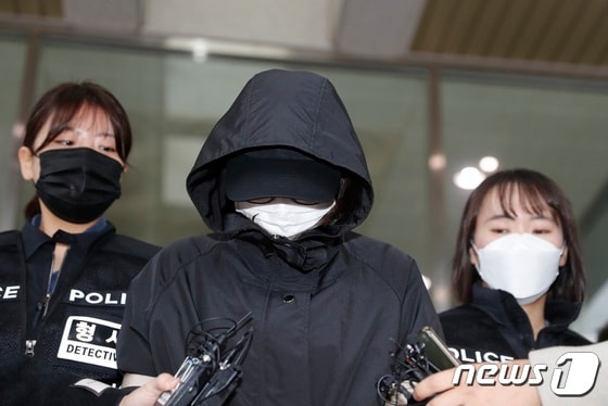 지난해 인천시 미추홀구 미추홀경찰서 앞에서 살인 혐의로 구속된 A 씨가 검찰 송치 전 모습을 드러냈다. 2023.11.16/뉴스1 © News1